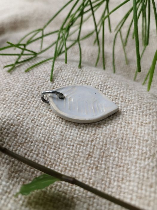 Ceramiczna zawieszka naszyjnik szary liść handmade