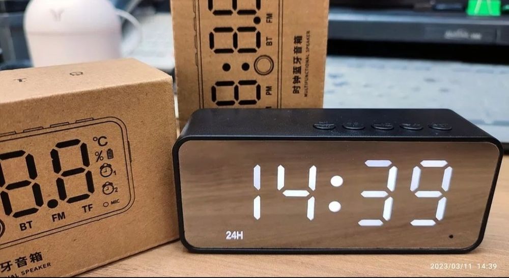 Годинник-радіо-будильник