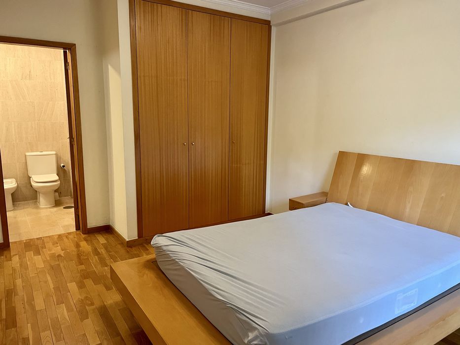 Cama sem colchao com cabeceiras incorporadas