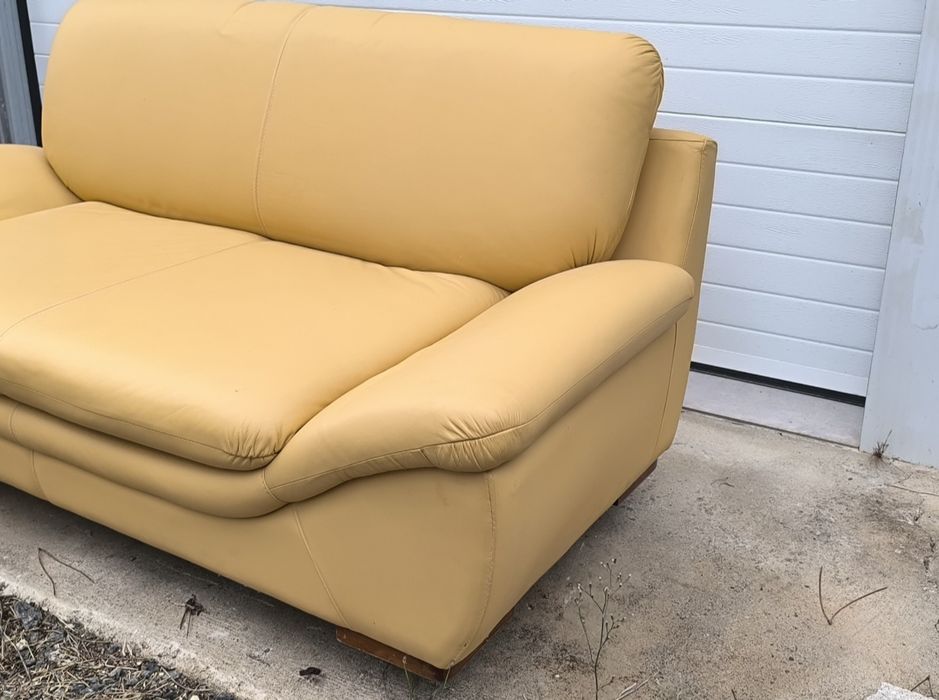 Sofá em pele — amarelo elegante e confortável