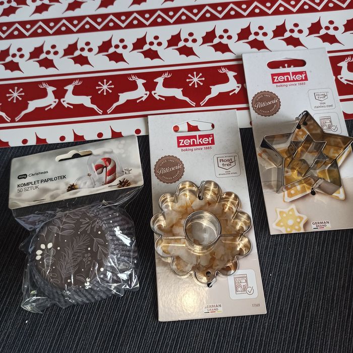 Zestaw świąteczny. Puszka na ciasto + foremki do ciastek i mafinek