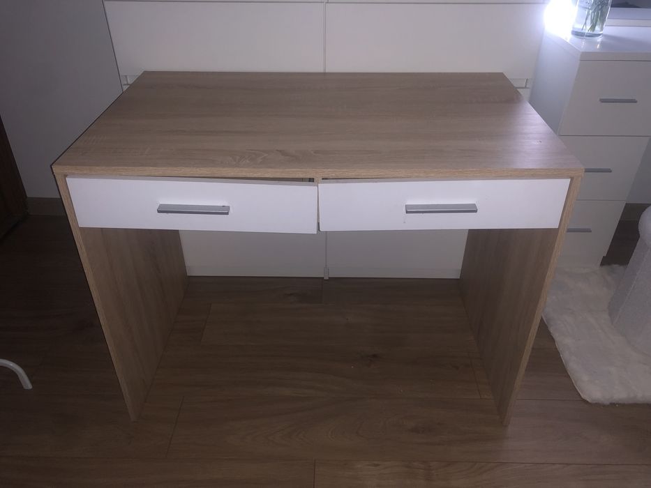 Toaletka drewnianna z bialymi szufladami