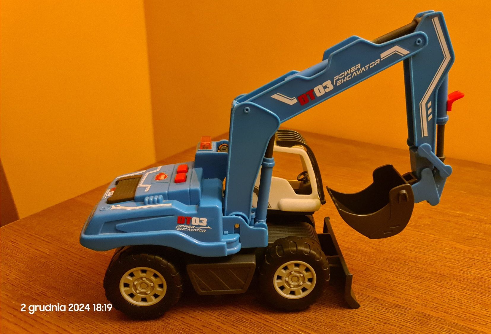 Koparka Dickie Toys. Sygnał świetlny i dźwiękowy. Ruchome ramię.