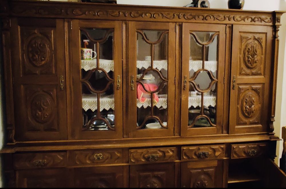 Móvel de sala em madeira maciça – vitrine clássica – bom estado