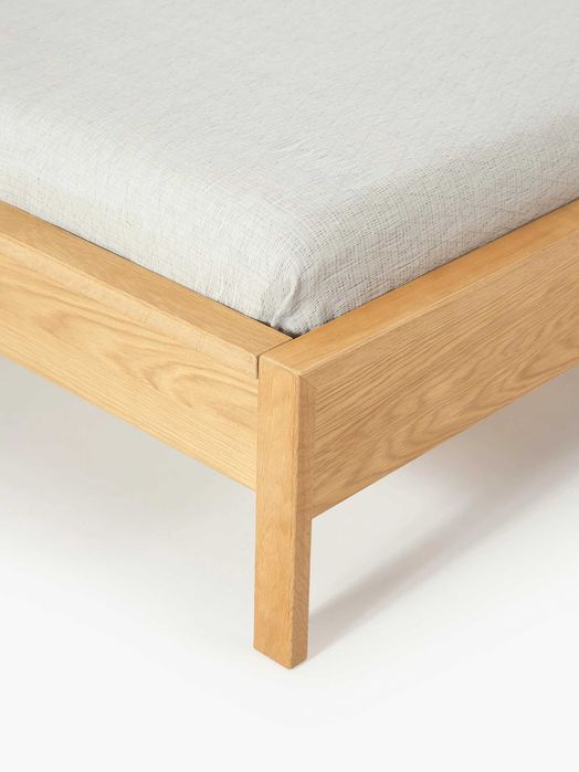 Łóżko z drewna z zagłówkiem Tammy (Westwing)