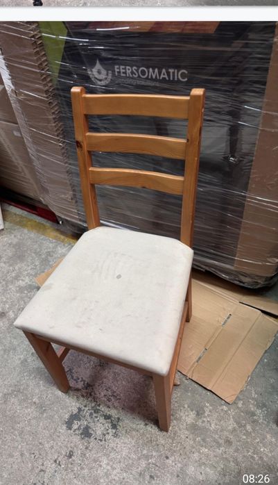 10 cadeiras de madeira. Valor de cada 12 €.