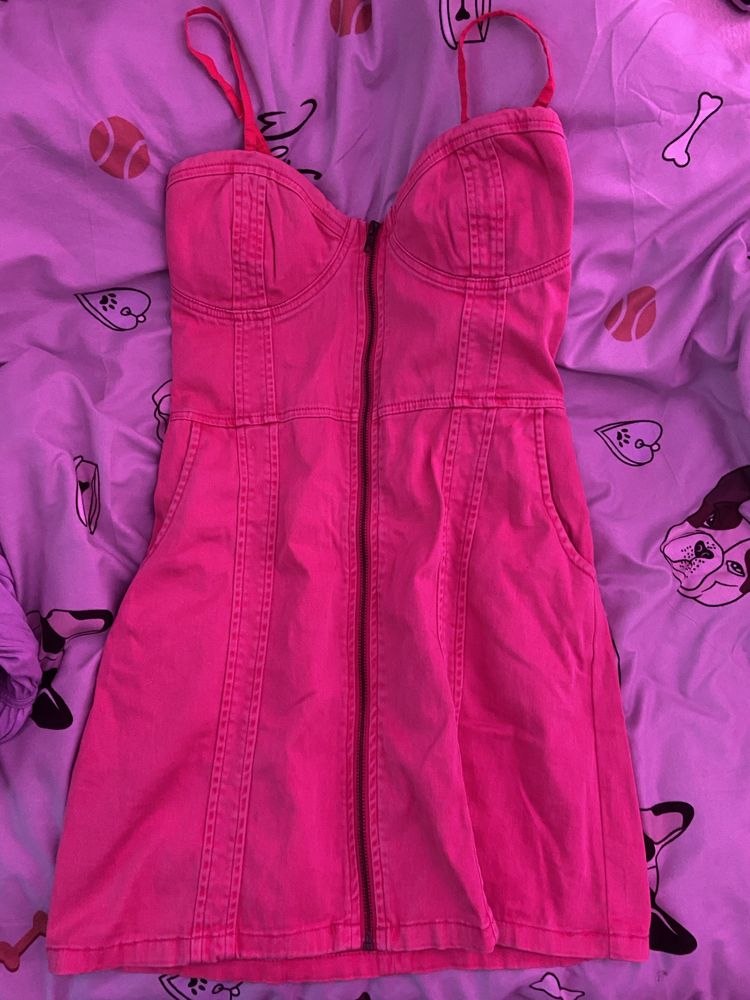 Różowa jeansowa sukienka gorsetowa