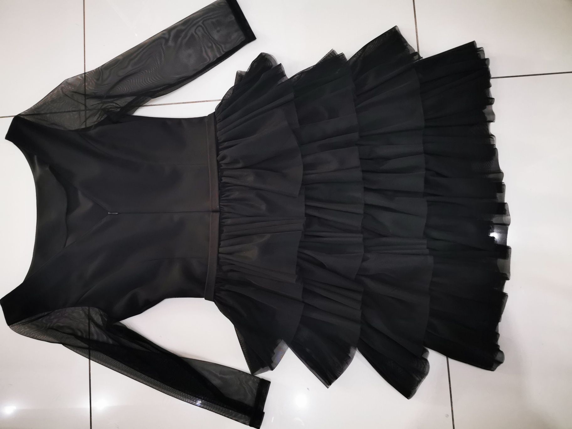Piękna sukienka czarna z tiulem roz xs