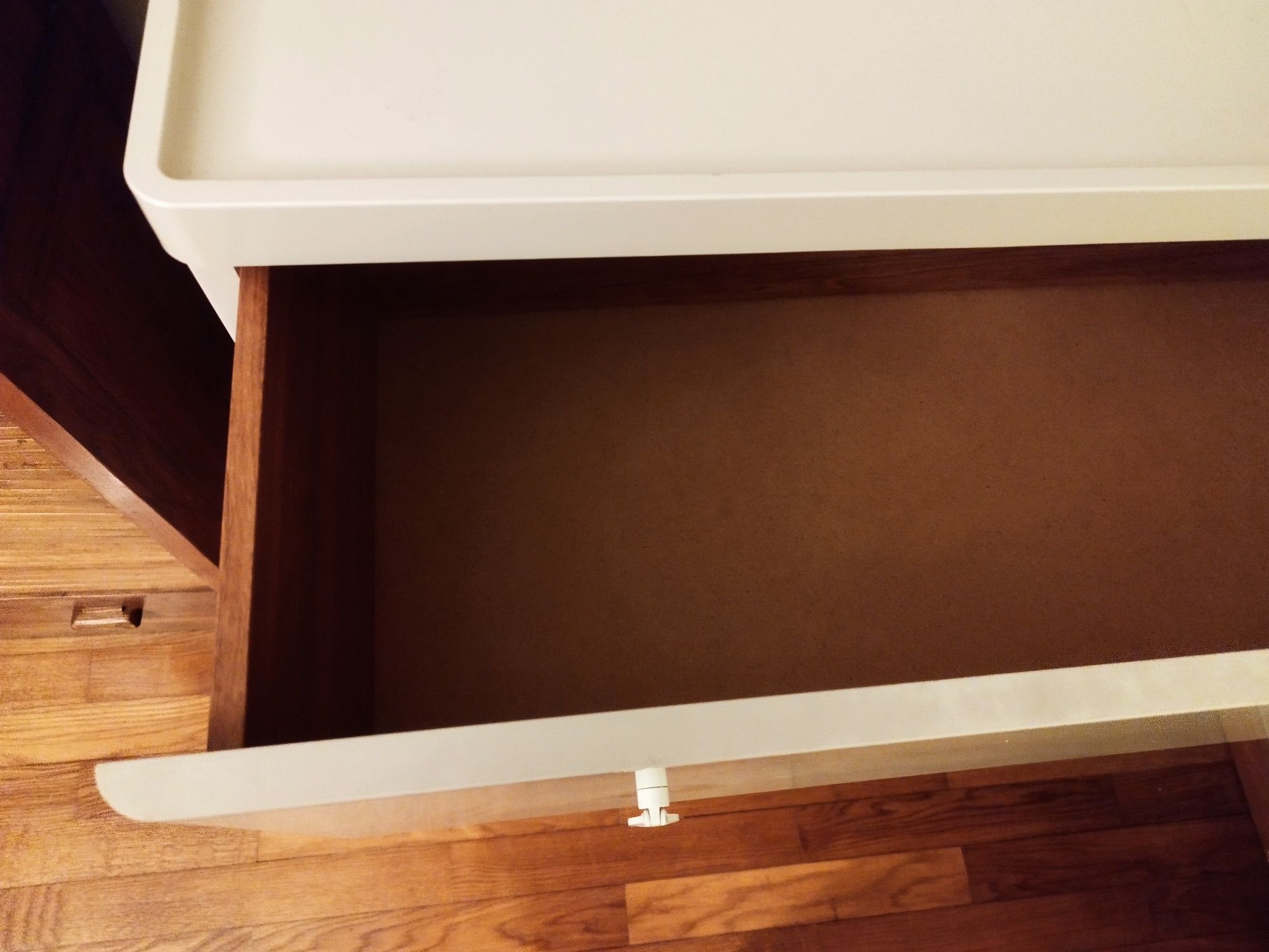 Cómoda lacada de branco IKEA