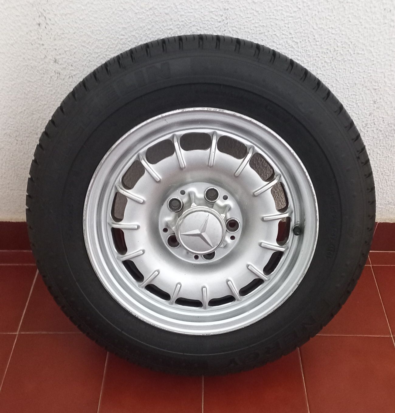 Jante Mercedes-Benz Clássica Original com Pneu Novo Michelin