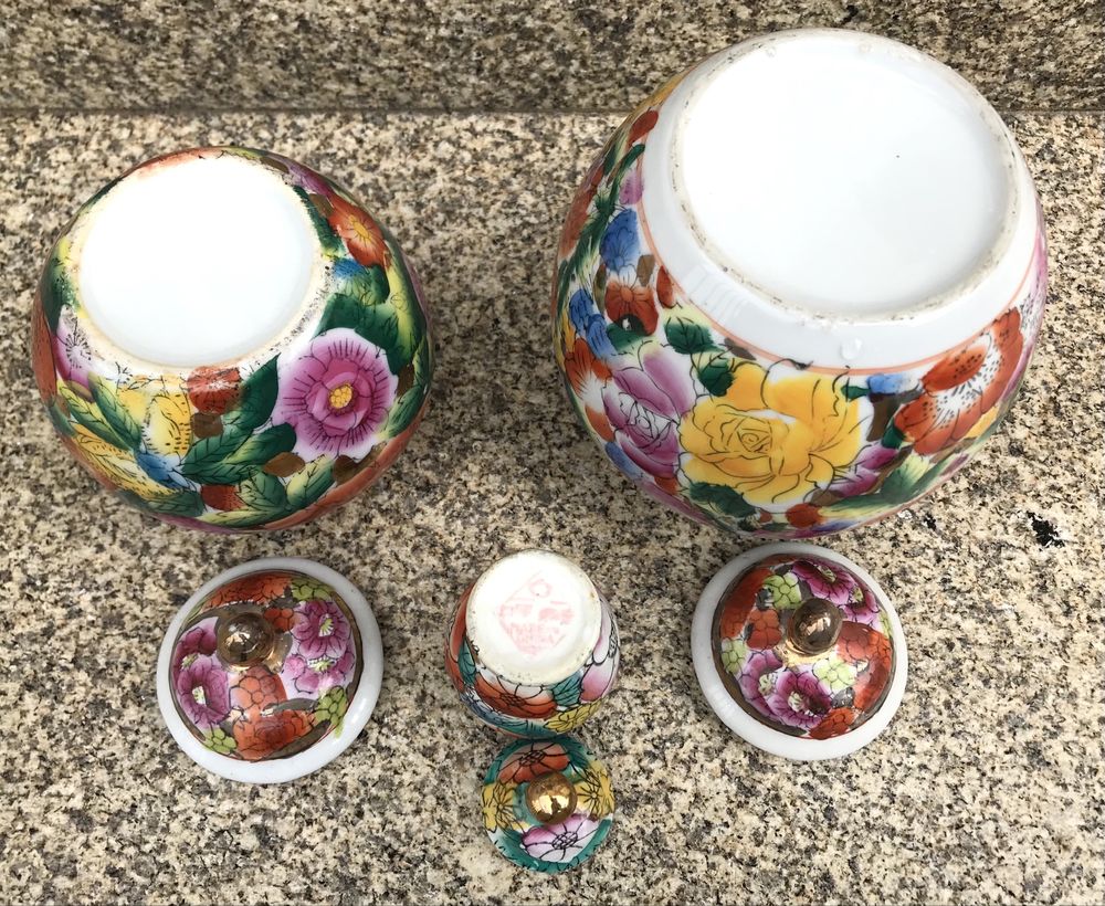 Conjunto de três jarros de porcelana chinesa