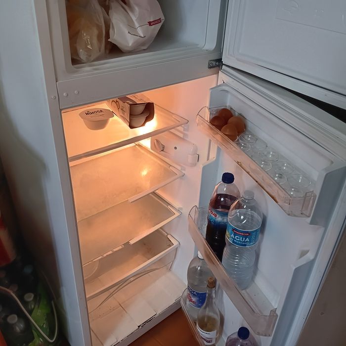 Frigorífico  e funcionar muito bem tem 2 anos mais microondas
