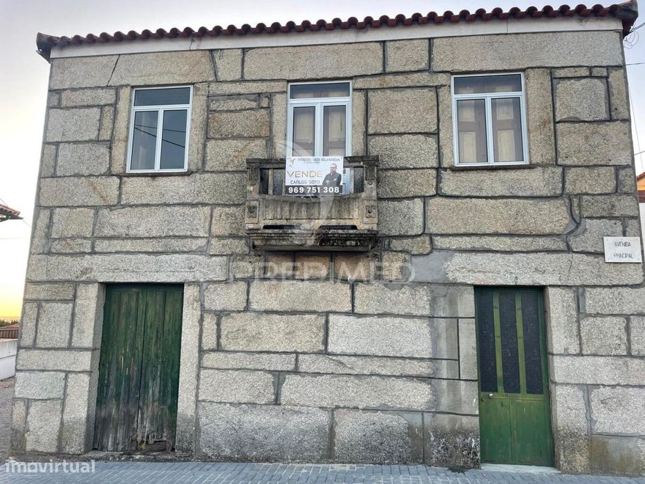 Imóvel para reconstruir Santa Comba /V.N.FOZ COA )