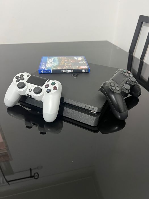 PlayStation 4 com 500GB+ Jogo “FARCRY5”+ 2 Comandos, Carregador+cabos