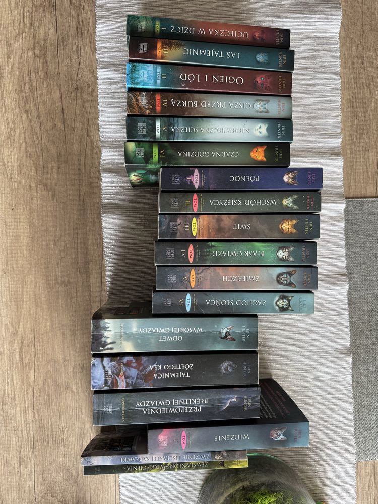 Ksiażki serii WOJOWNICY ERIN HUNTER 18 szt