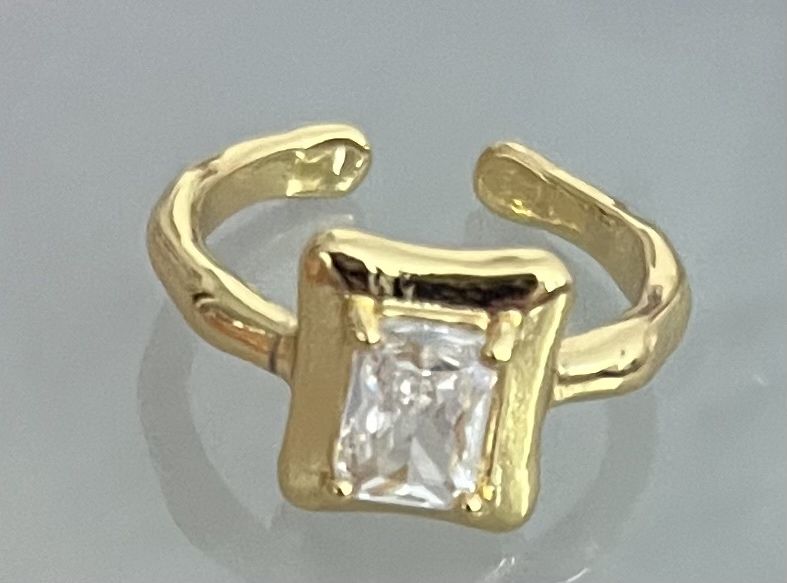 Pierścionek z kwadratowym oczkiem