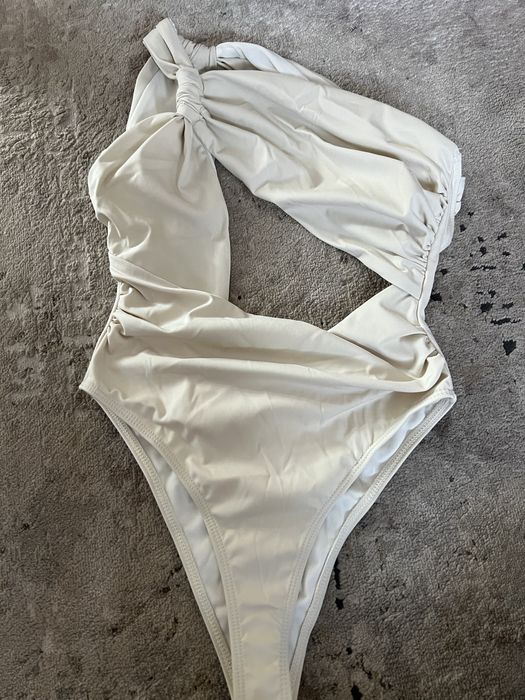 Ефектний купальник суцільний