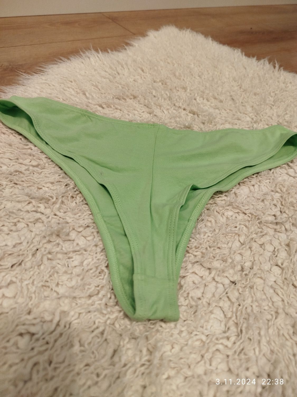 Zielone nowe stringi