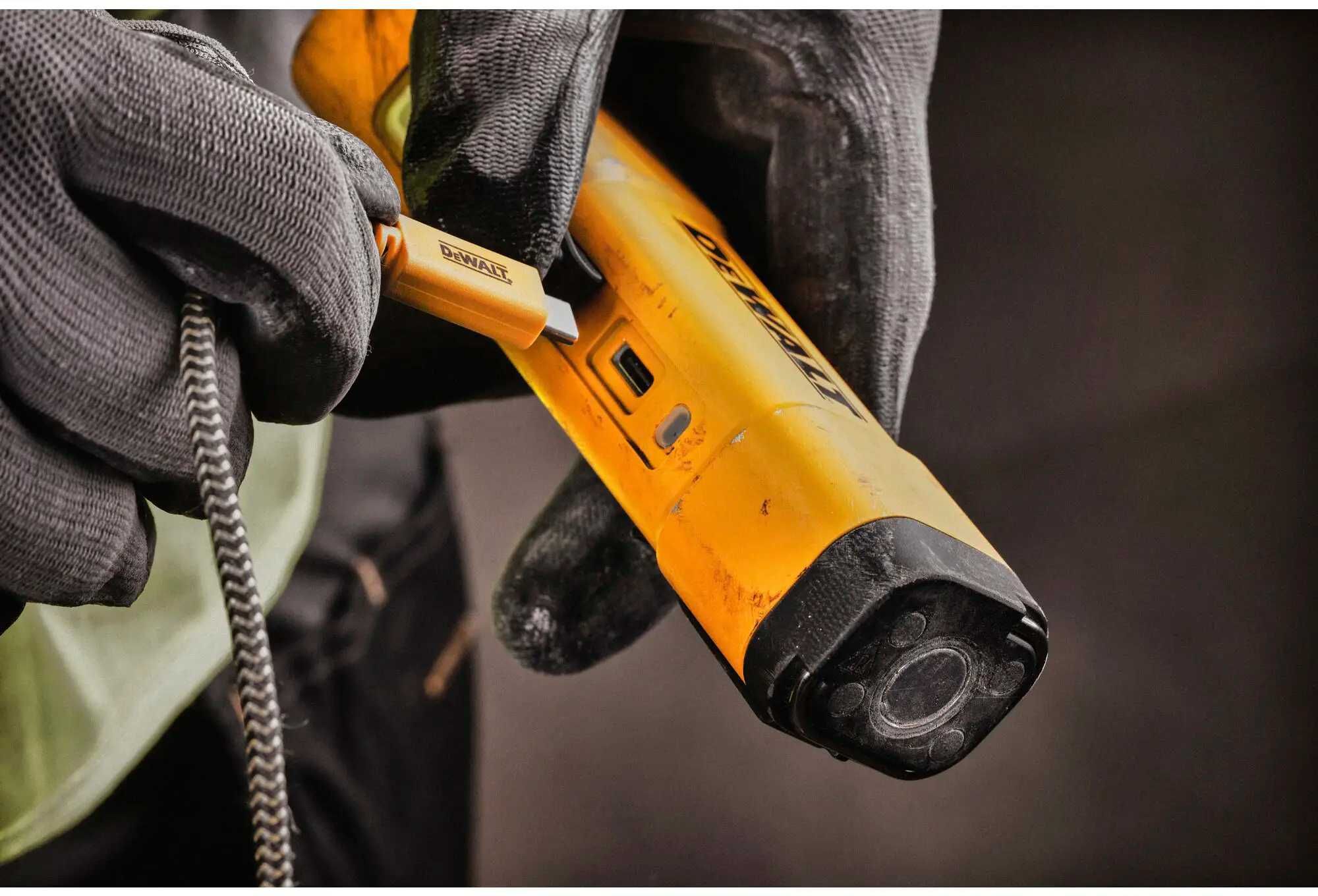 DeWALT DCL183 Ліхтар світлодіодний акумуляторний 3.6В