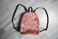 Różowy plecak plecaczek kuferek pudrowy japoński róż paw japońskie