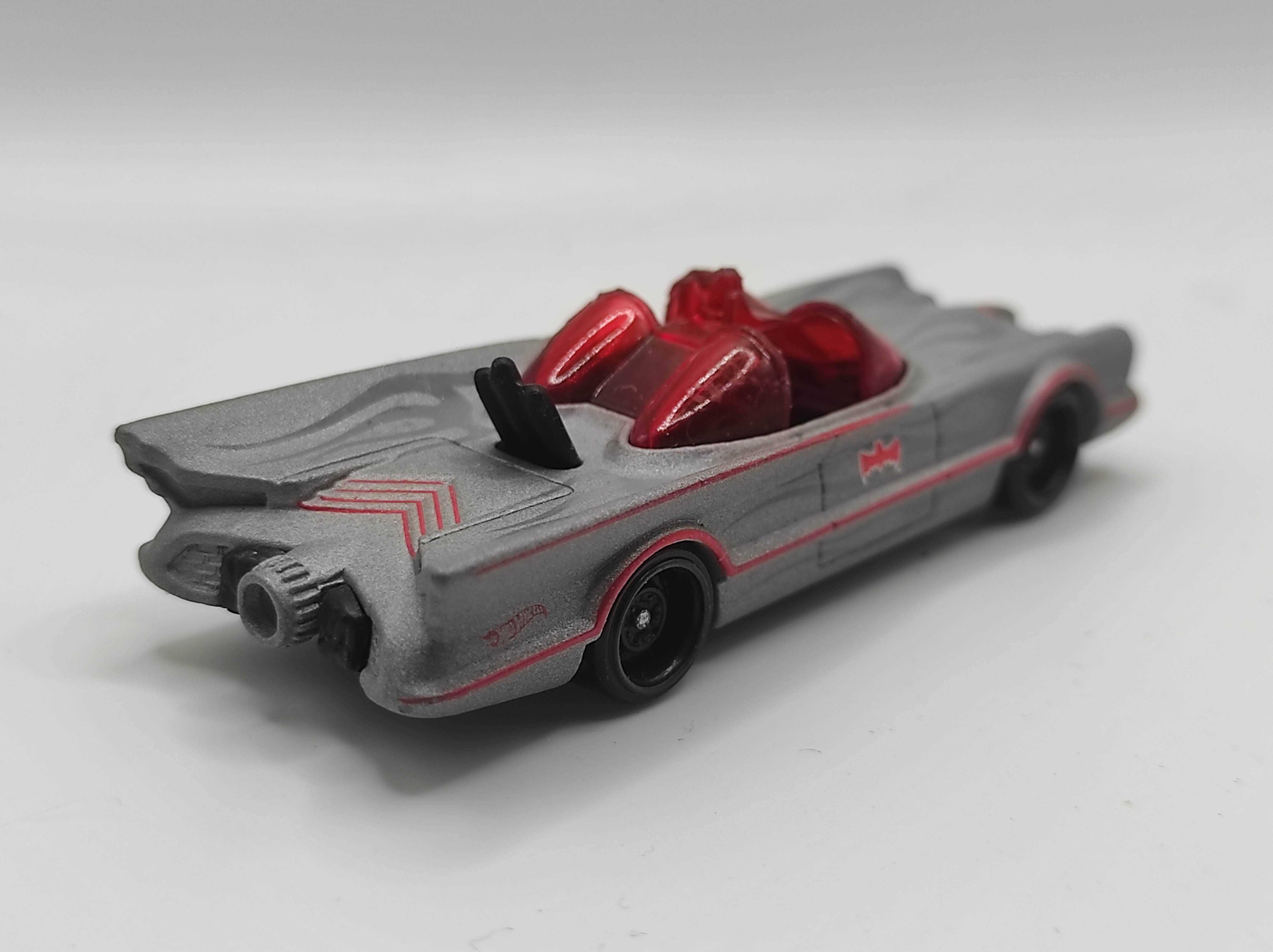 Samochodzik resorak Hot Wheels Batmobil DC #218