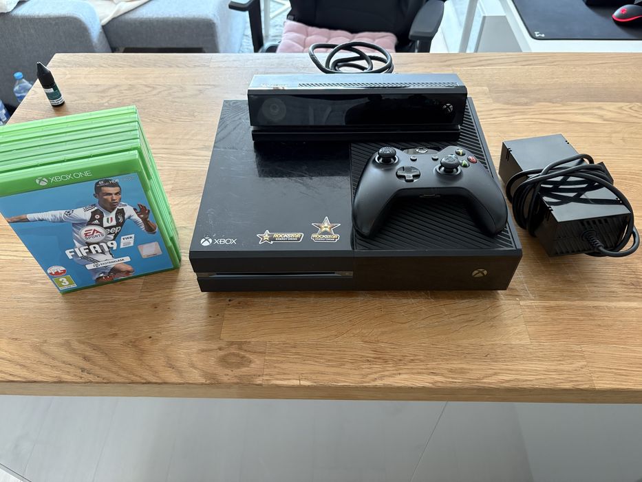 Konsola XBOX ONE (Wraz z Kinect XBOX, Kontroler XBOX i gry)