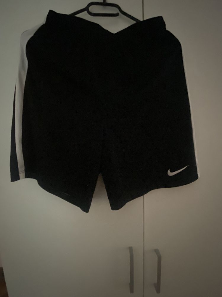 czarne spodenki nike