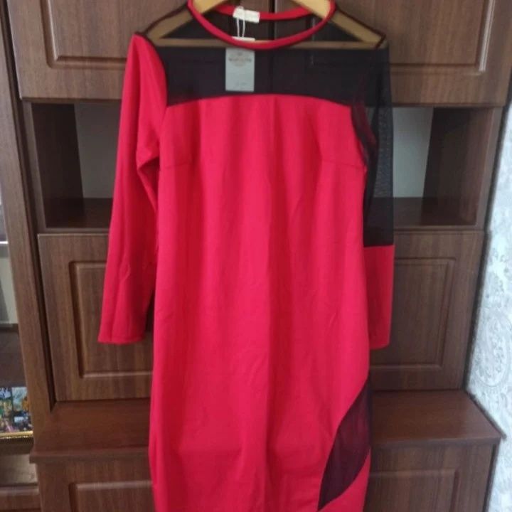 плаття червоного кольору з цікавими вставками розмір 50