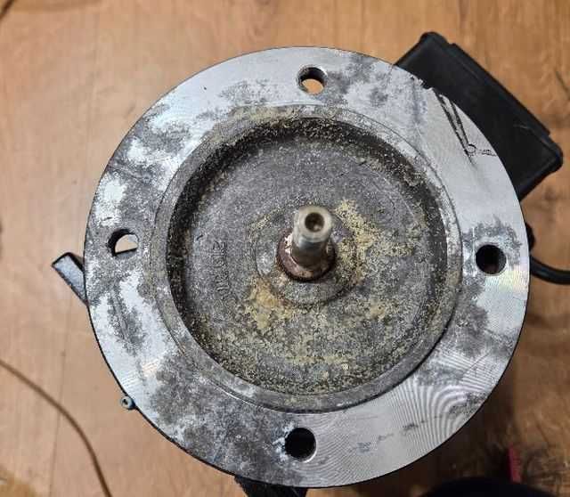 Sprzedam 6 szt. używanych jednofazowych silników elektrycznych.