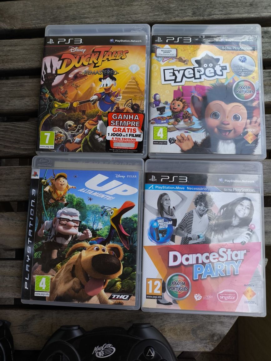 PlayStation 3 com Oferta 4 Jogos, 2 Comandos, 1  Comando Move e Câmera