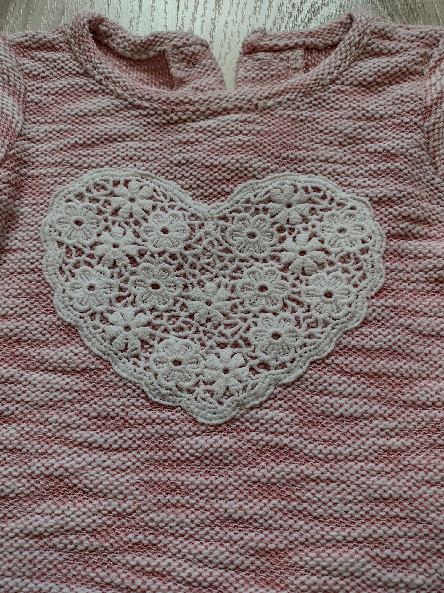 Różowy sweterek z koronkowym sercem yd 80
