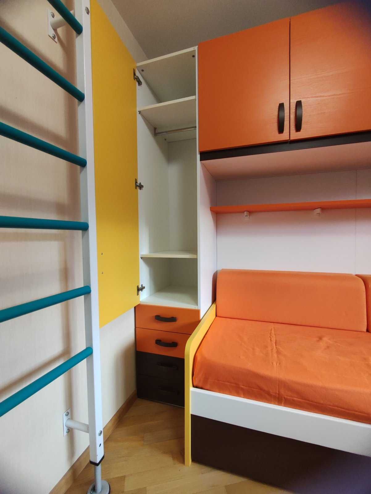 Дитяча кімната з двома ліжками.