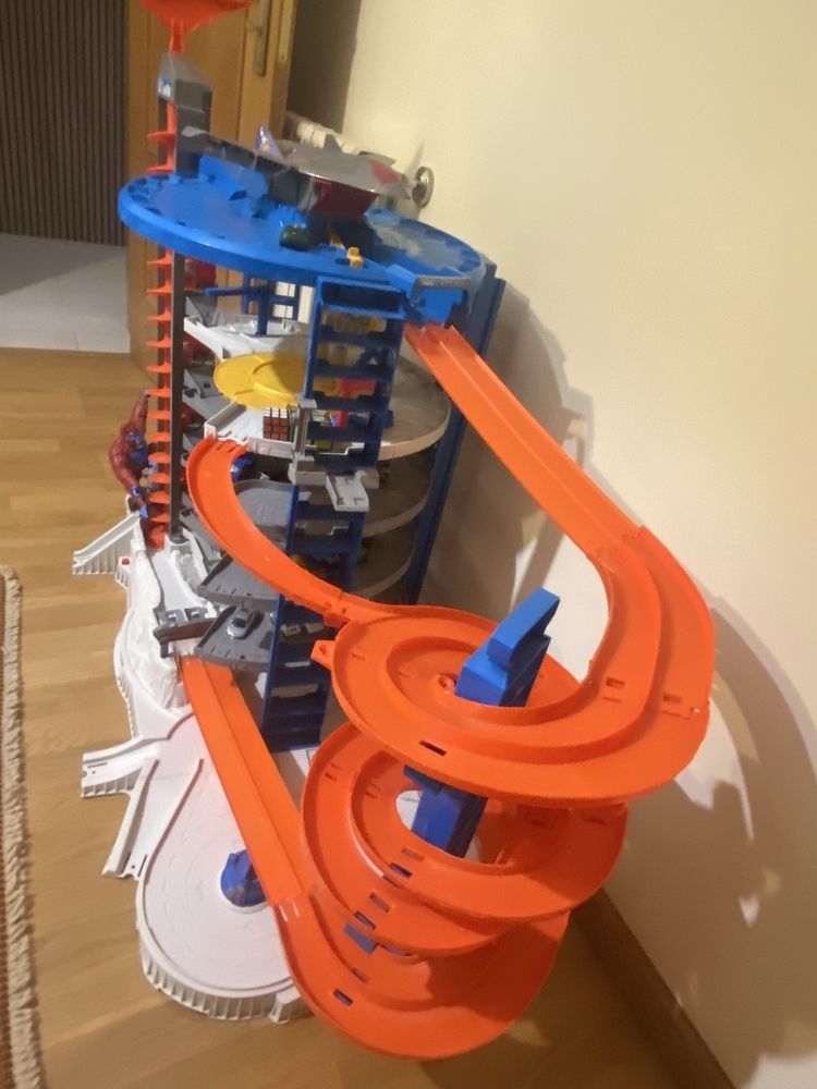 HOT WHEELS -GARAGE ( Super Ultimate)