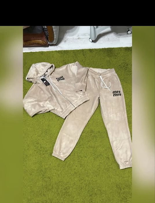 Велюровий  новий костюм L беж