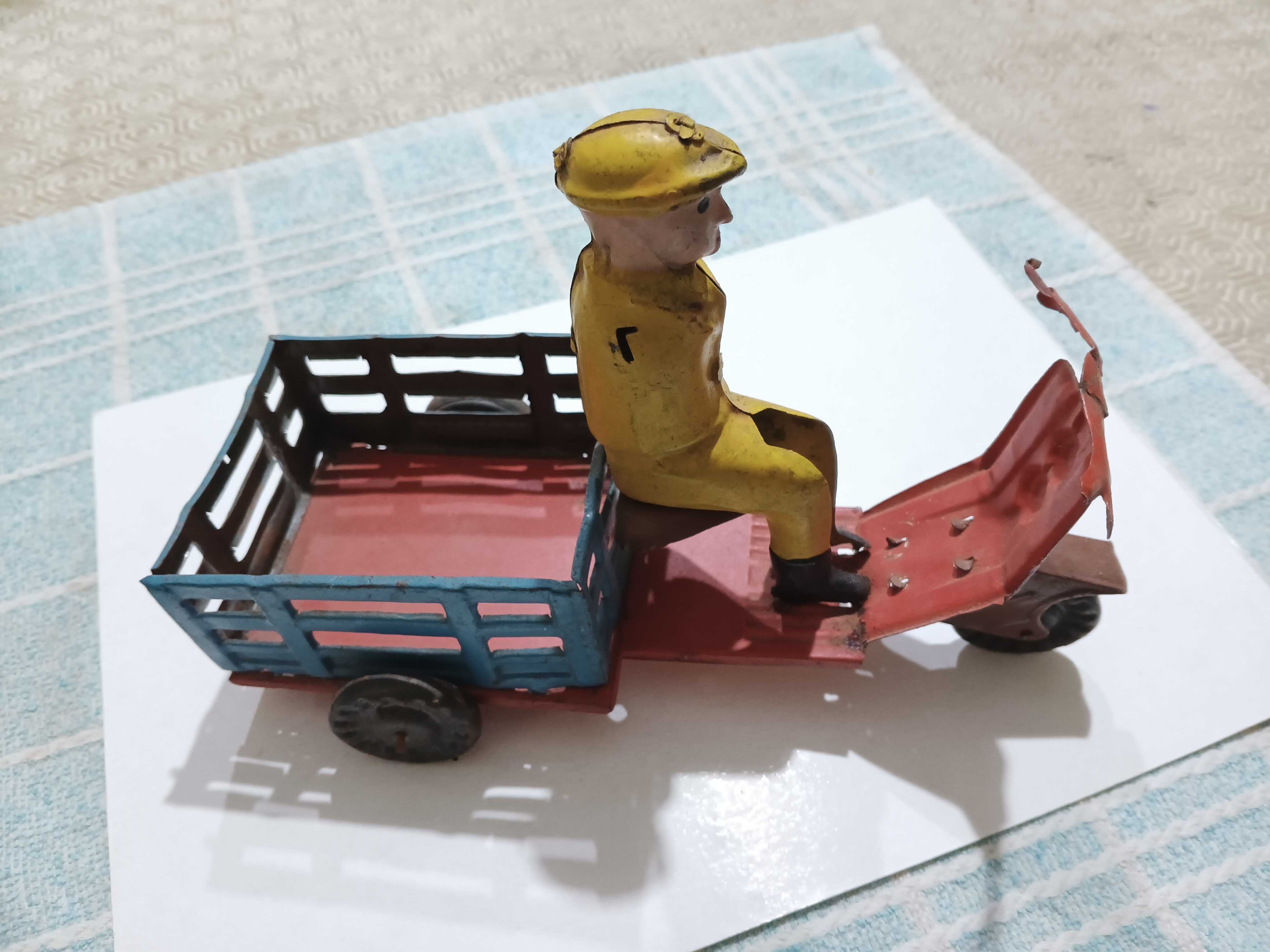 Brinquedo de chapa antigo