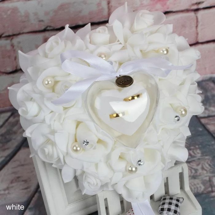 Porta alianças de casamento em forma de coração. 
Decoração