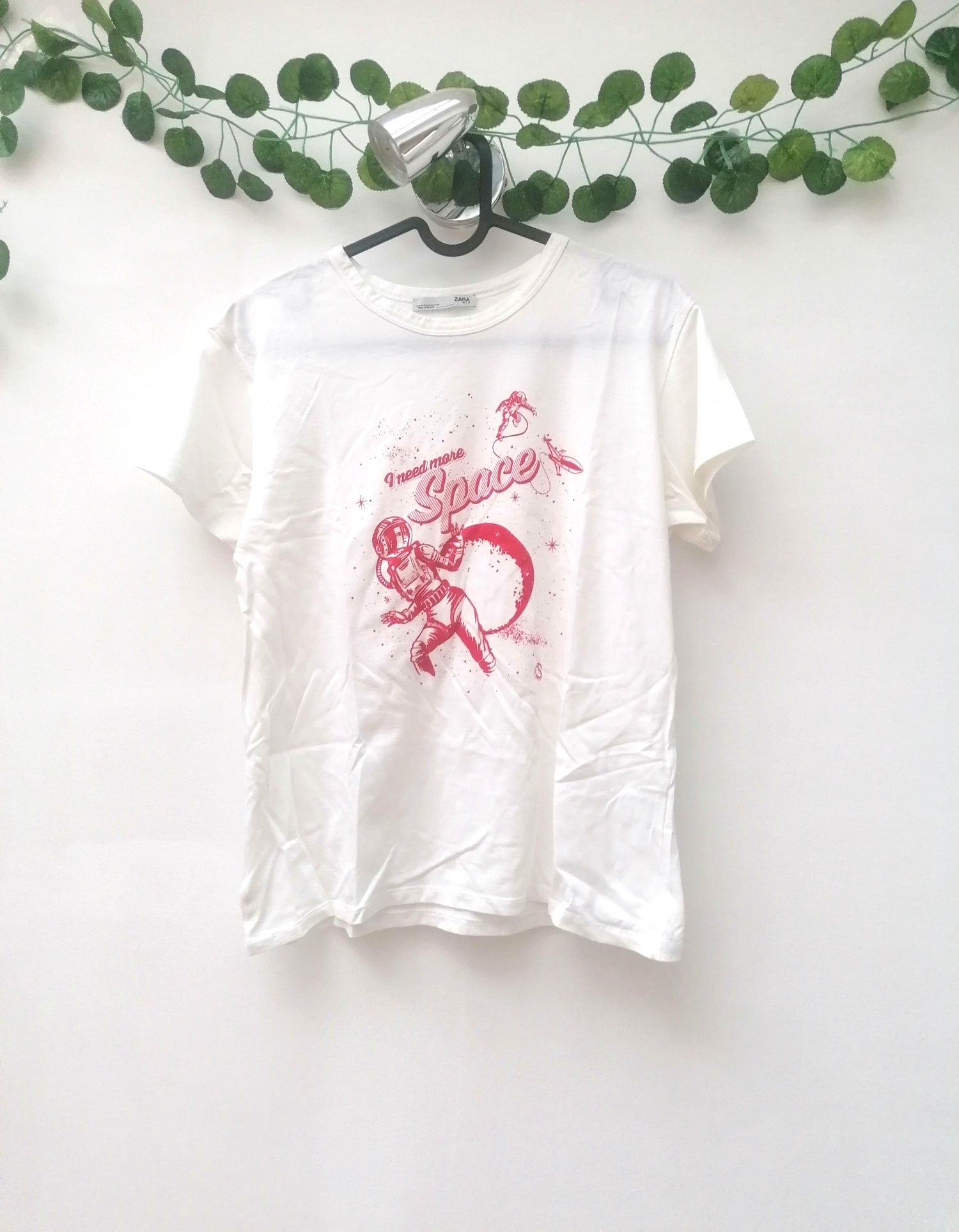 T-shirt Branca "I need more space"