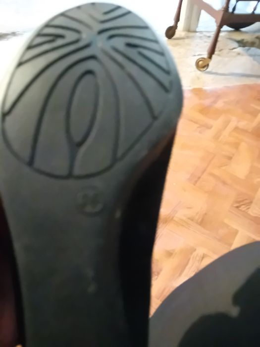 Sapatos pretos novos