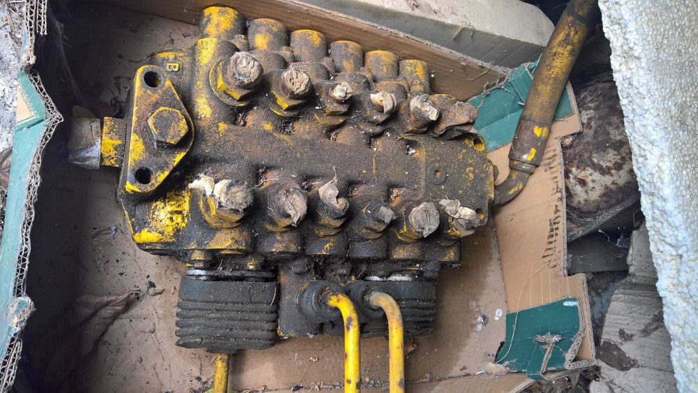 rozdzielacz hydrauliki z dźwigniami sterującymi JCB3 koparko-ładowarka