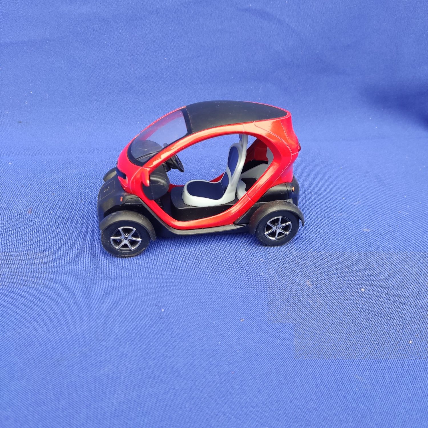 Детская игрушка машинка авто моделька модель 1/18 Ranaul Twizy kt5111