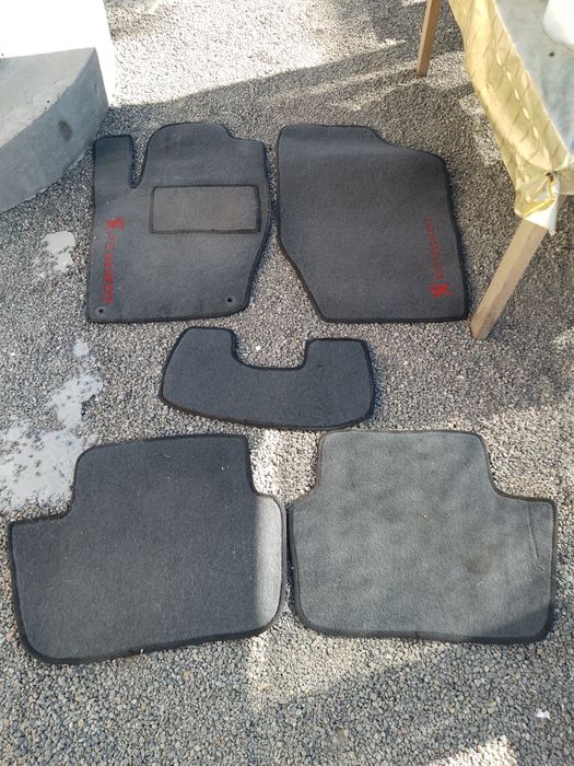 Продам оригінальні килимки в авто Пежо 307