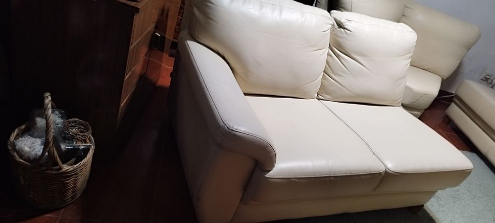 Sofá em pele bege de canto