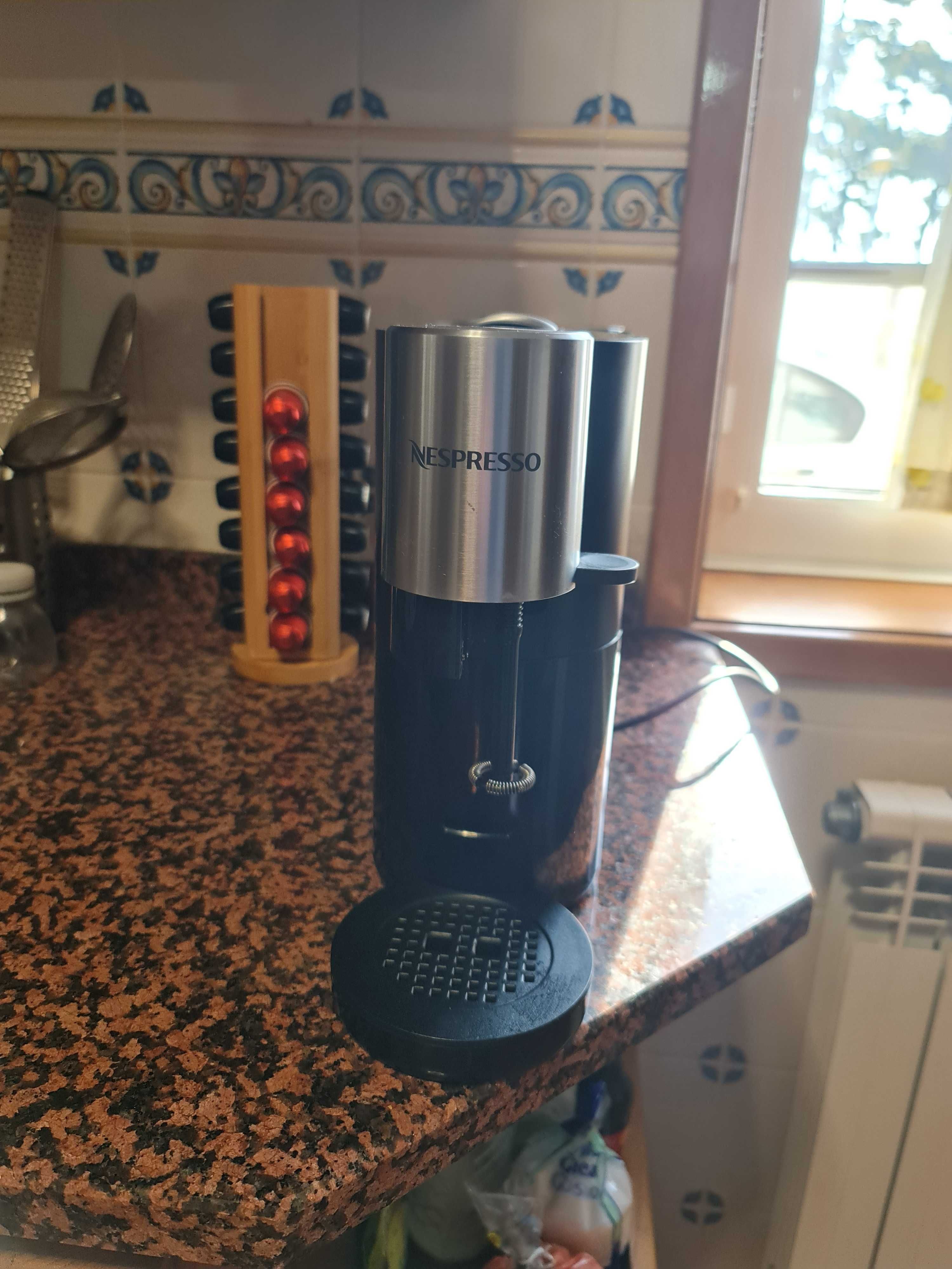 Maquina de café  Athelier Nespresso para cápsulas muito nova!