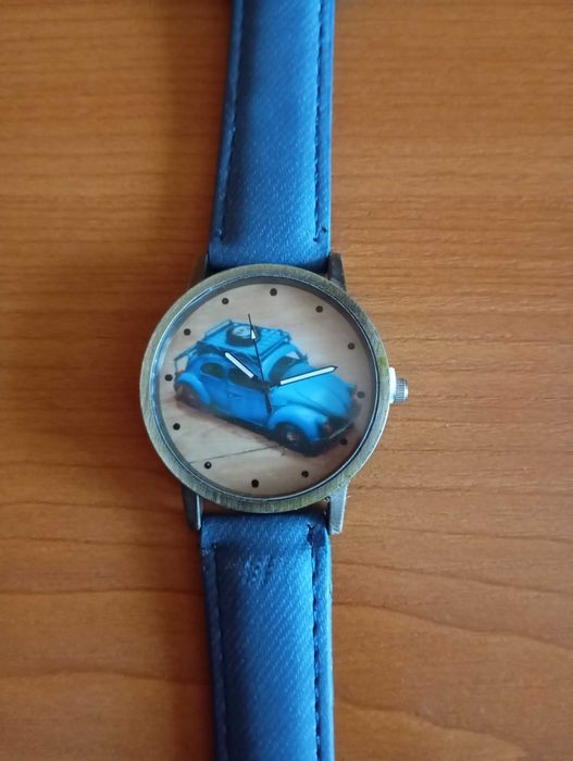 Zegarek na rękę z samochodem