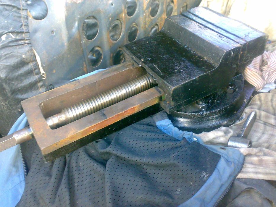 для дома  тиски станочные 200 мм 60 кг  .