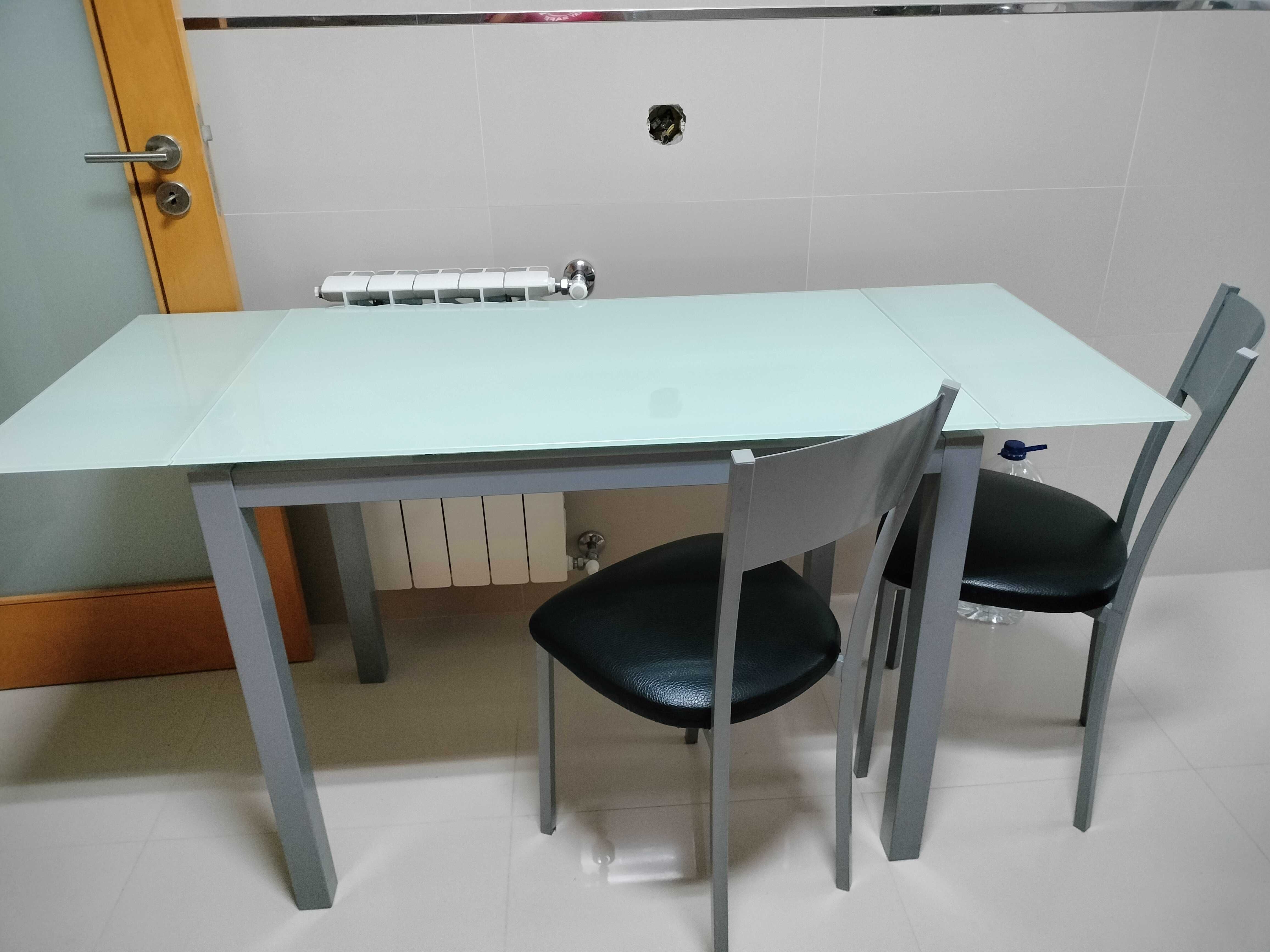 Mesa cozinha + 2 cadeiras