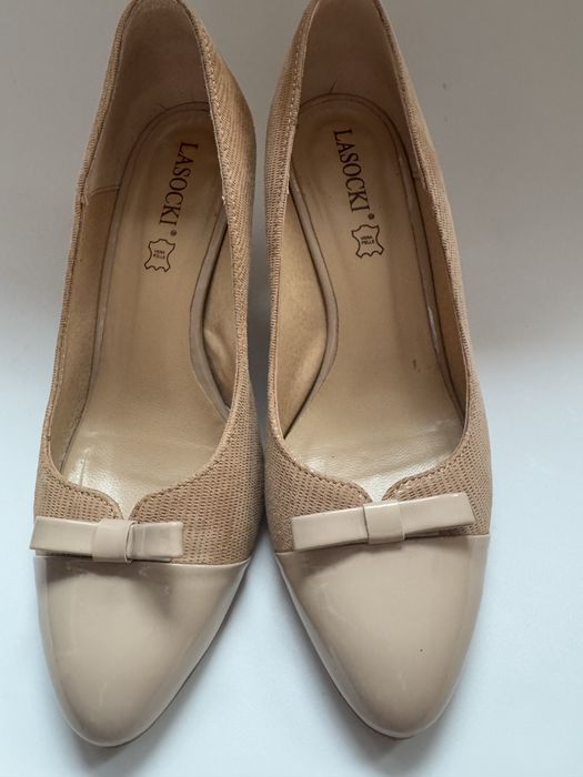 eleganckie buty damskie na obcasie beżowe Lasocki buty z kokardką