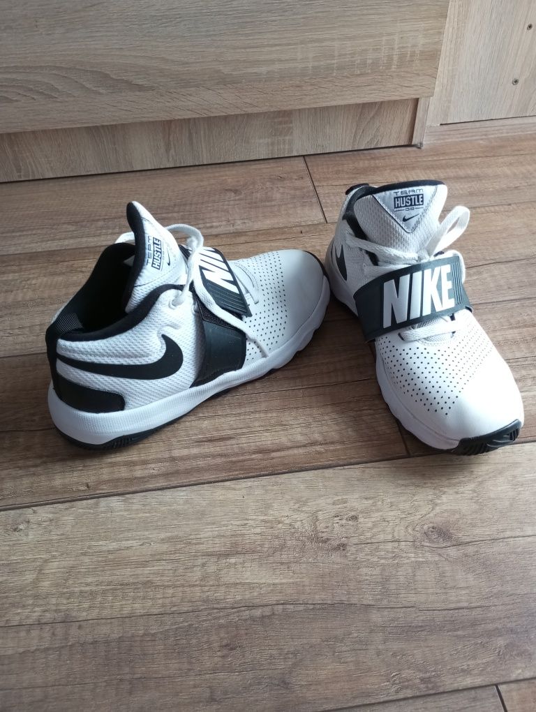 Buty Nike Hustle D8
