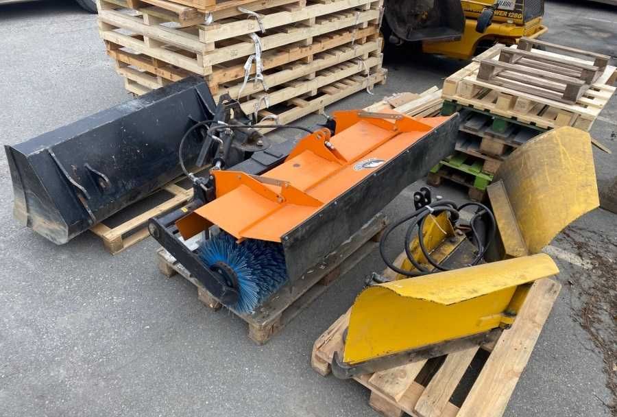 Traktor Shibaura ST 333 z ładowaczem, pług do śniegu, zamiatarka itd.