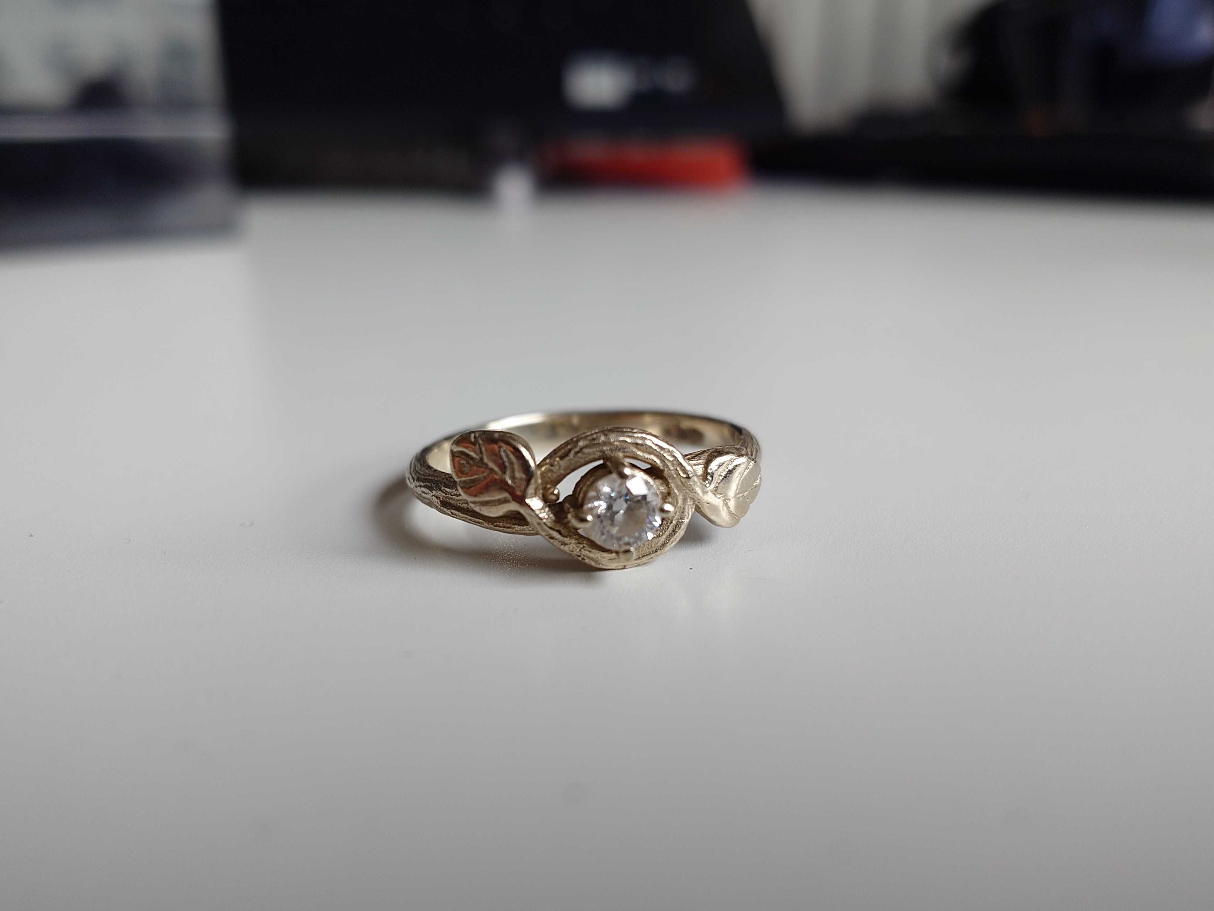 Wyjątkowy pierścionek odlewany /białe złoto /kamień 0,16ct/ rozm.12/52